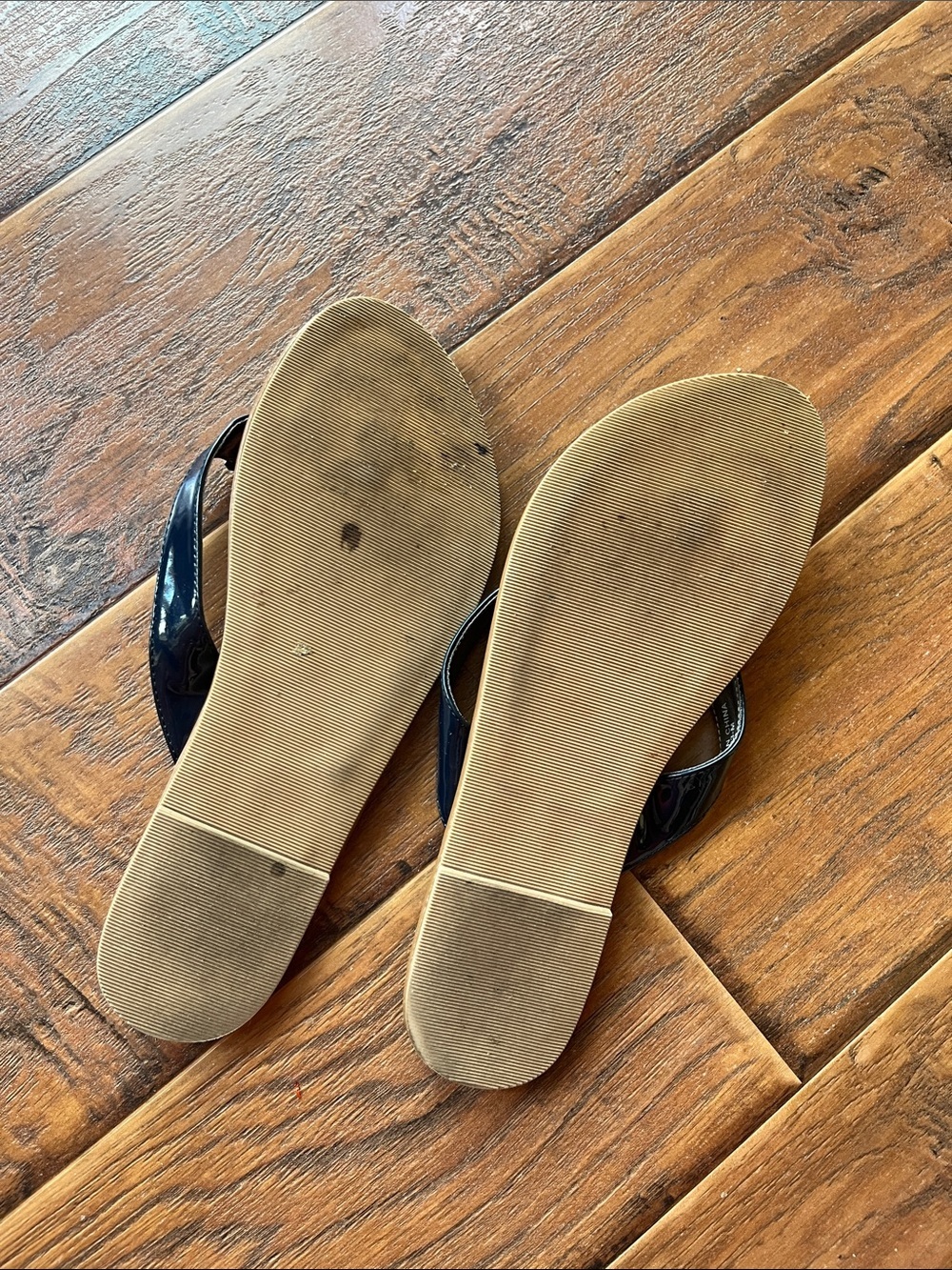 Talbots Navy Patent Thong Sandals with Tan Footbed - Picture 6 of 8